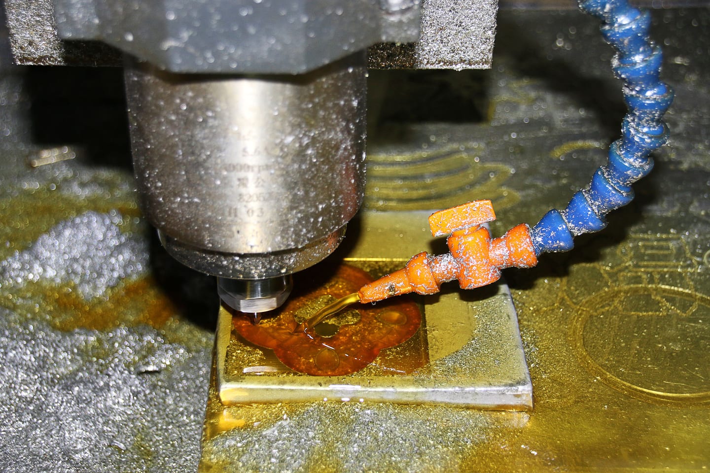 数控铣削时的刀具与工件，行业资料图