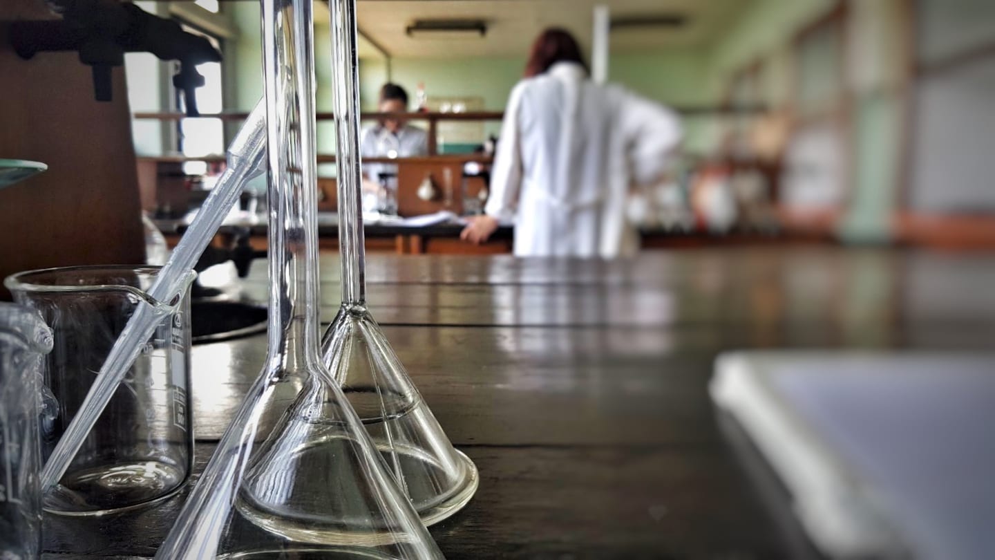 实验室水槽旁的玻璃器皿，行业资料图